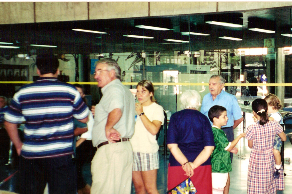 1999 Ene 2 - Papa Tatata Mamina Gaby Nico Juanjo en aeropuerto esperando a Mariana y Carlos